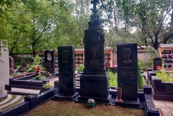Два гранитных памятника без цветников с барельефными изображениями умерших
